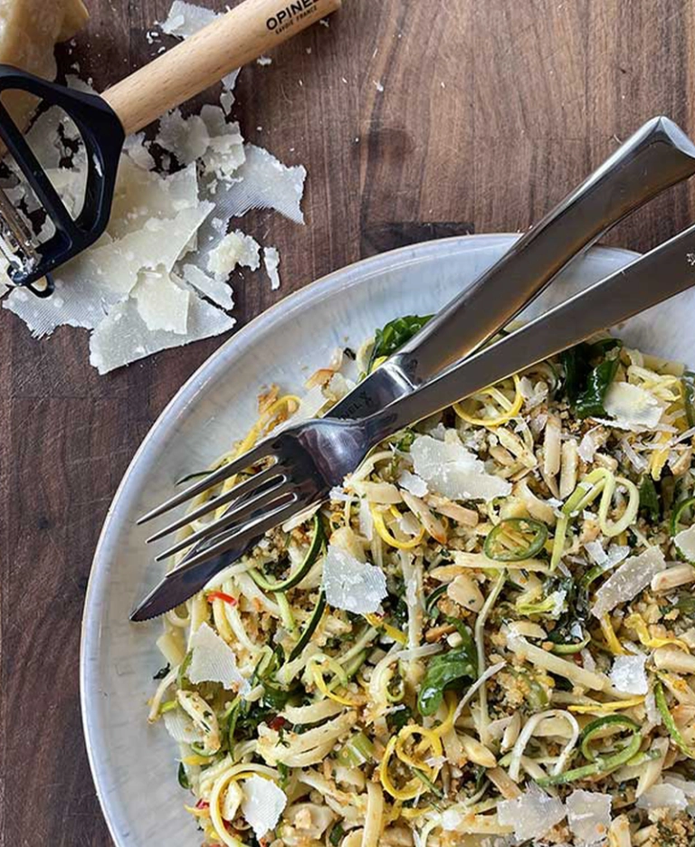Linguine à la courge d'été avec citron, basilic et amandes grillées par Chef Mike