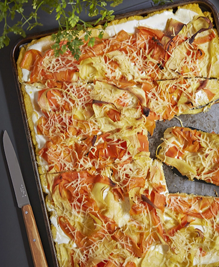 Polenta come una pizza con tagliatelle di carote e pastinaca gratinate