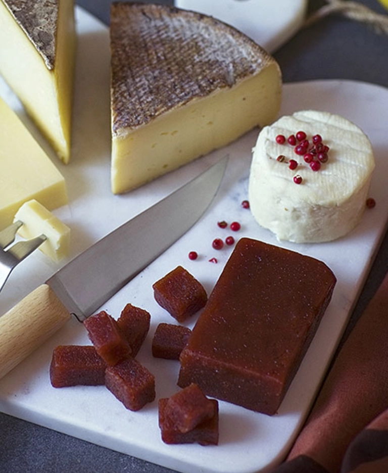 Pâte de coing et plateau de fromage