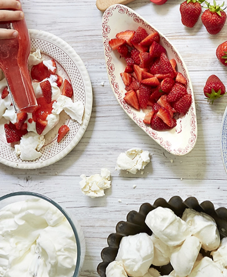 Fragole, meringa e crema chantilly, coulis di frutti rossi