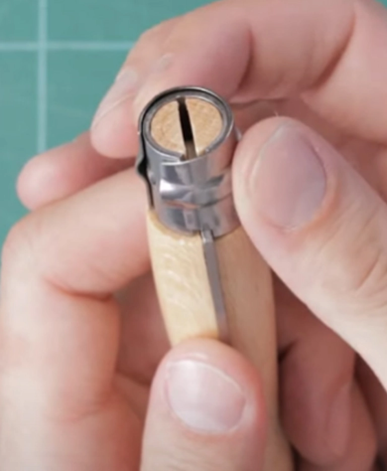 Come posso allentare l'anello di sicurezza Virobloc® del mio coltello Opinel?