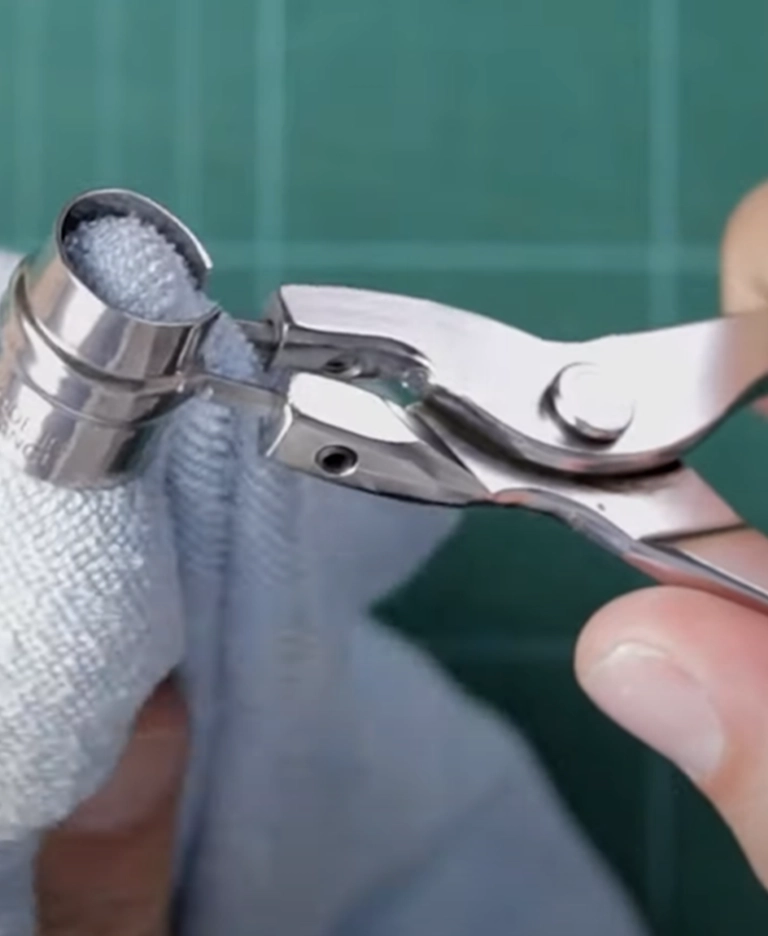 Come stringere l'anello di sicurezza Virobloc® su un coltello Opinel?