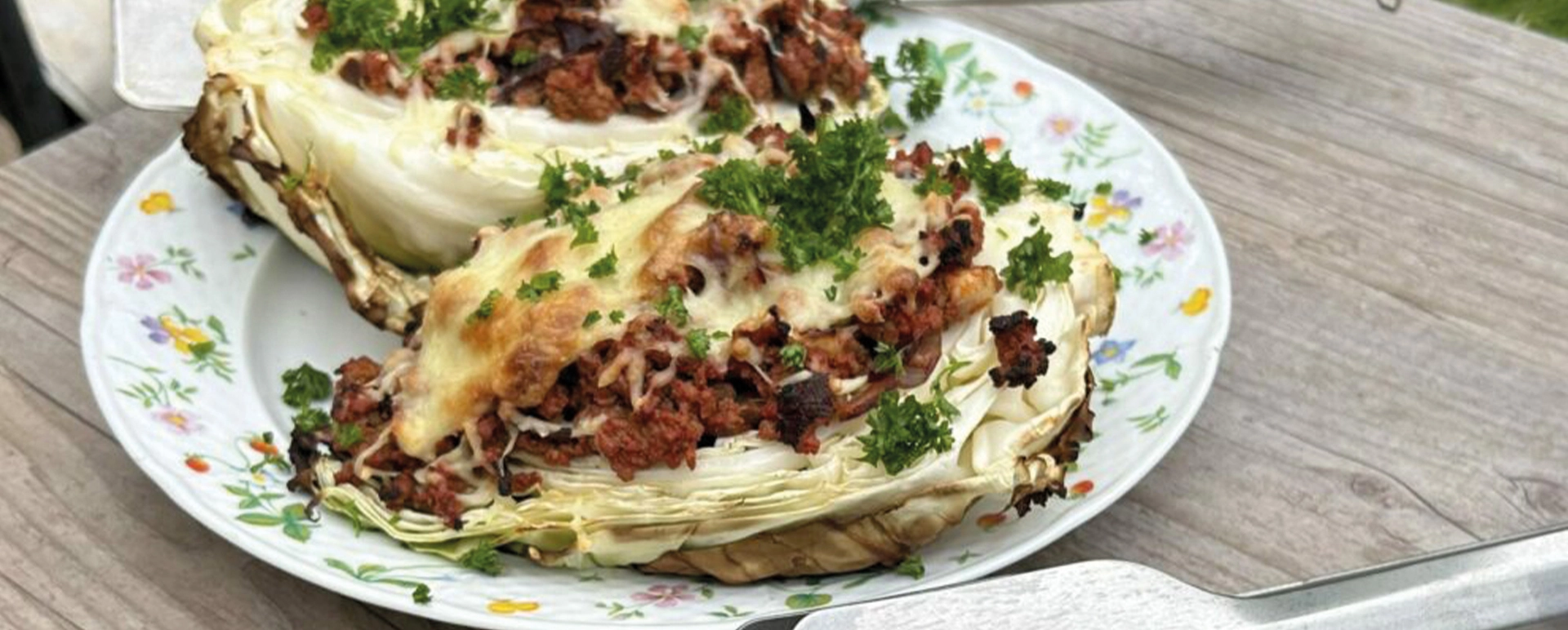 Gefüllter Spitzkohl mit Karotten im Räucherspeckmantel