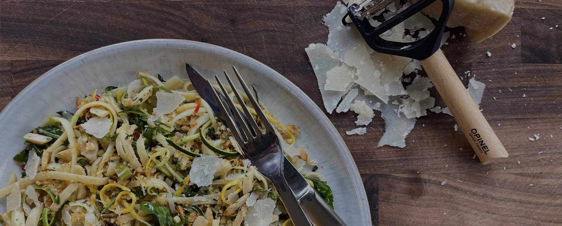 Linguine à la courge d'été avec citron, basilic et amandes grillées par Chef Mike