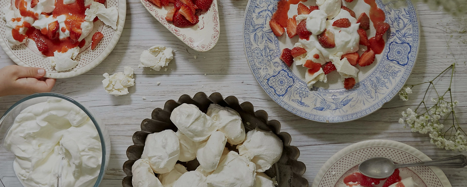 Aardbeien, meringue en slagroom, aardbeiencoulis