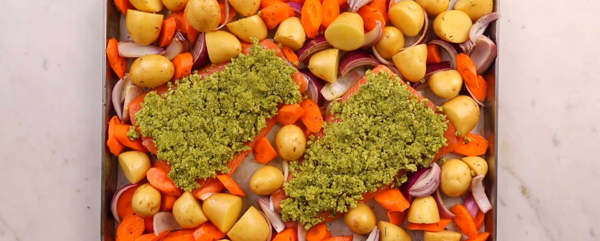 Salmone in crosta di pistacchi e verdure arrostite