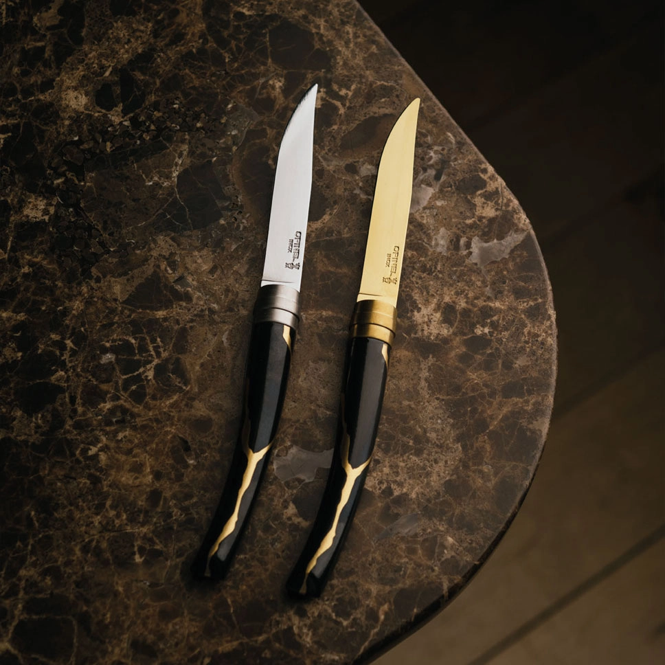 Set van 2 Kintsugi Charbon tafelmessen met gouden lemmet