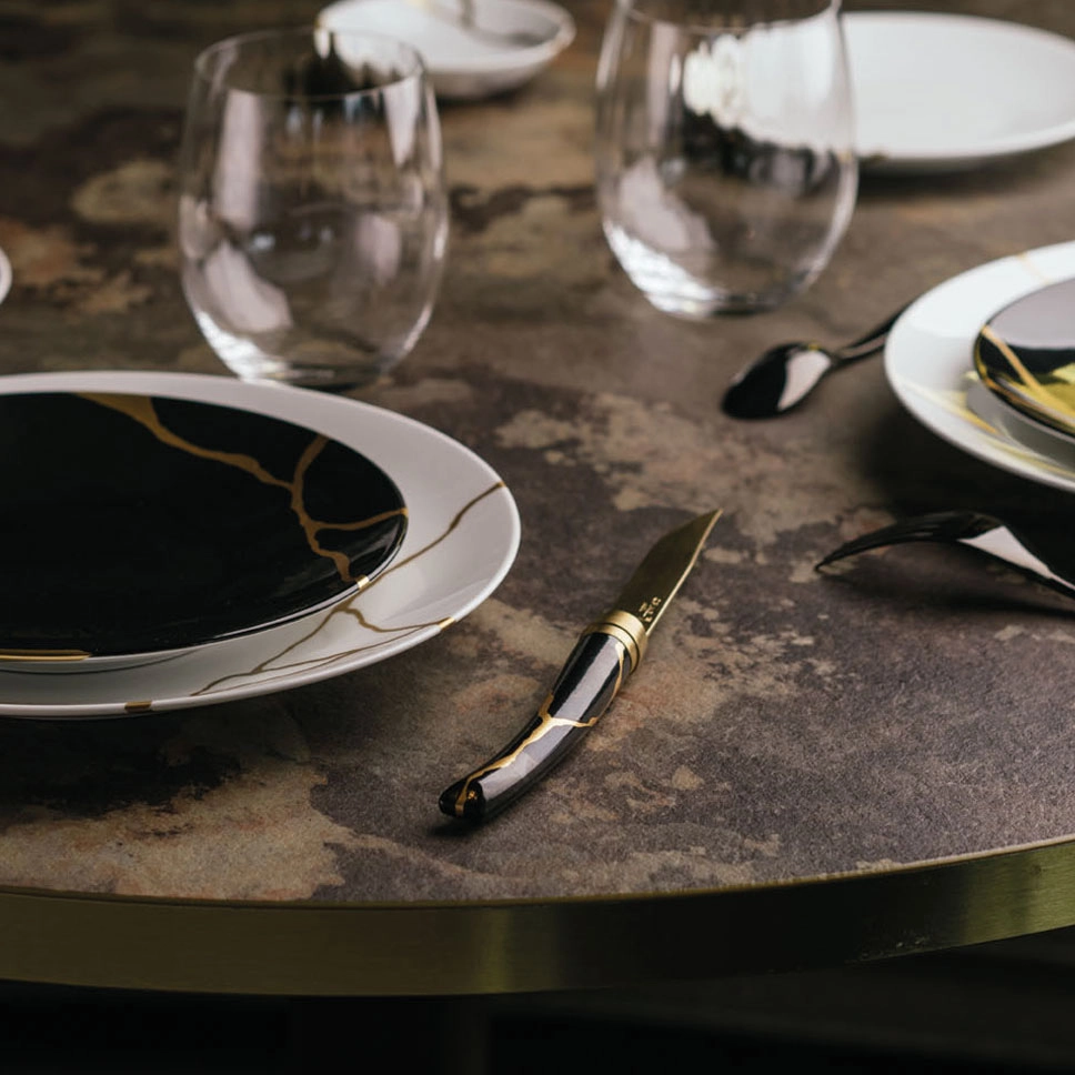 Set van 2 Kintsugi Charbon tafelmessen met gouden lemmet