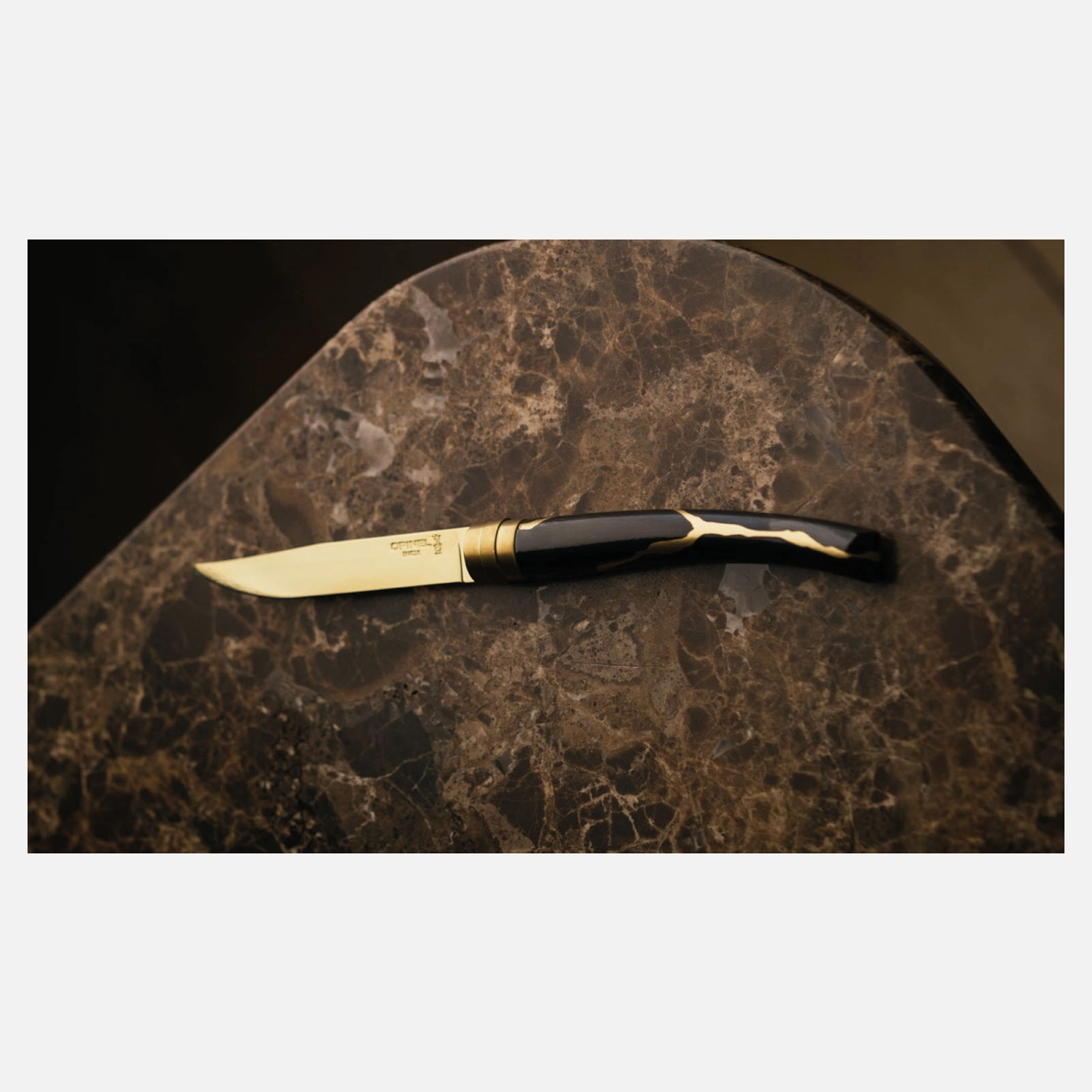 Set van 2 Kintsugi Charbon tafelmessen met gouden lemmet