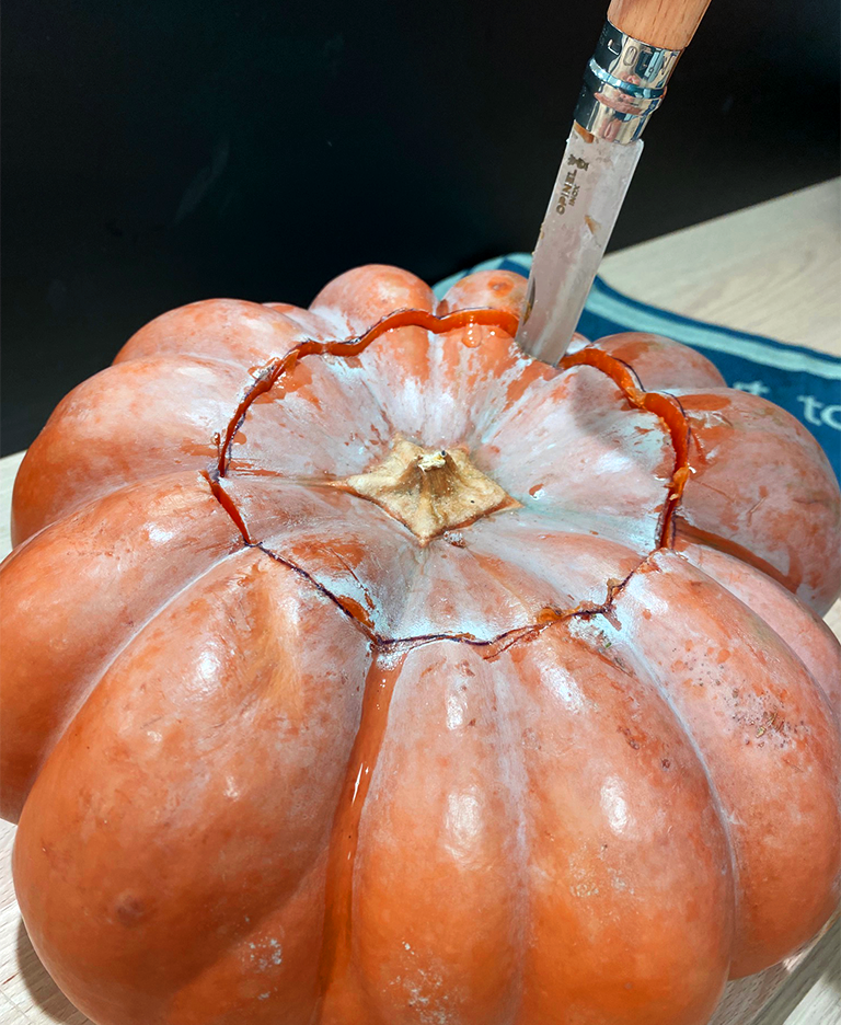 How to carve a Halloween pumpkin?